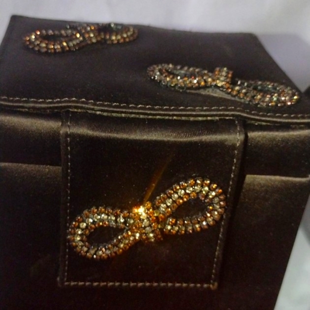 Stuart Weitzman Satin Mini Pill Box Sparkling Embellished ♾️ Infinity 🛍️NWT - Picture 3 of 11
